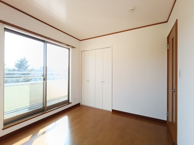 【洋室3　約5.2帖】　それぞれの部屋が独立性を保ち、家族のプライベート時間を大切にできます。　