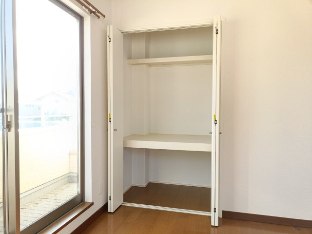 【洋室3　収納】　各部屋に収納を備え、衣類や荷物もすっきり整理できます。