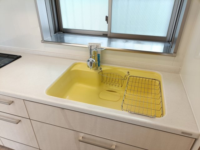 【シンク】　広々としたシンクで、洗い物や調理もスムーズに。