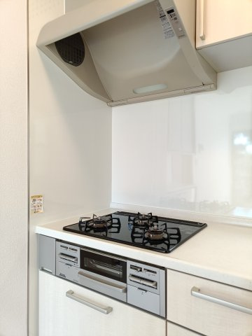 【コンロ】　3口コンロで複数の調理も効率よくこなせます。