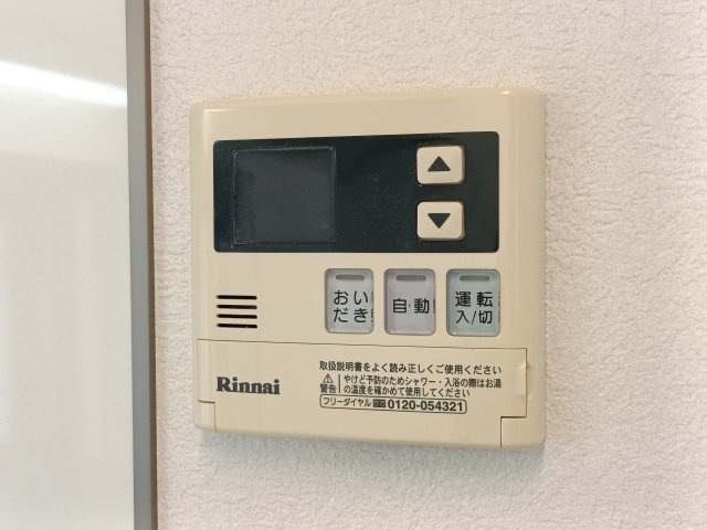 【給湯パネル】　ワンタッチで操作できる給湯パネル付き。