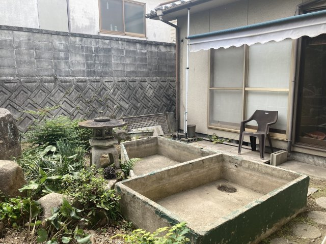 和風の石灯籠が趣を感じさせ落ち着いた雰囲気を演出しています。家庭菜園やガーデニングを楽しむのはもちろん趣味の空間としても活用可能。外気を感じながらリラックスできる、住まいの魅力を高める庭スペースです。