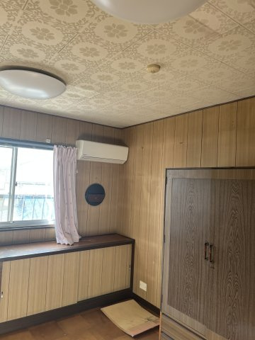 壁面収納とローボードを完備。すっきりと暮らせる陽だまりの居室