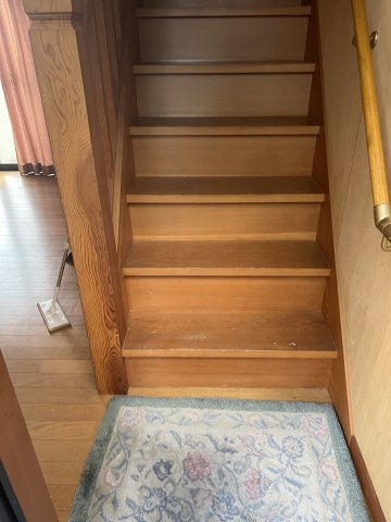 階段部分には手すりが設置されており、昇降を補助します