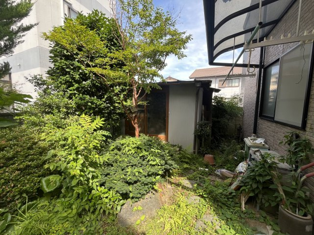 敷地内に物置として利用可能な附属建物があります