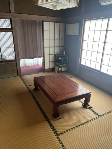 障子越しに心地よい光が入り、室内に落ち着きを与えます