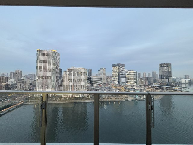 東側バルコニー正面眺望／ららぽーと豊洲を望む眺望です。　目の前は運河となりますので、水辺も望めるお部屋位置です。