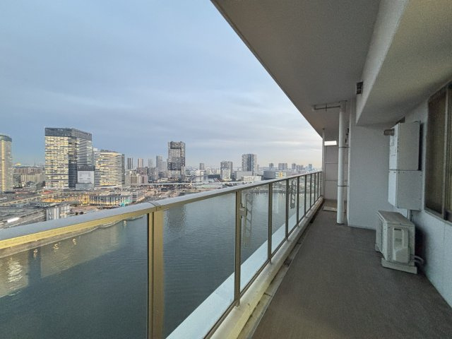 南東側眺望／新豊洲方面を望む眺望です。　豊洲側で再開発が入っていますので、今後は建物の建築も想定できます。運河を跨いだエリアですので、日照などは問題ございません。夜景は綺麗になるかと思います。