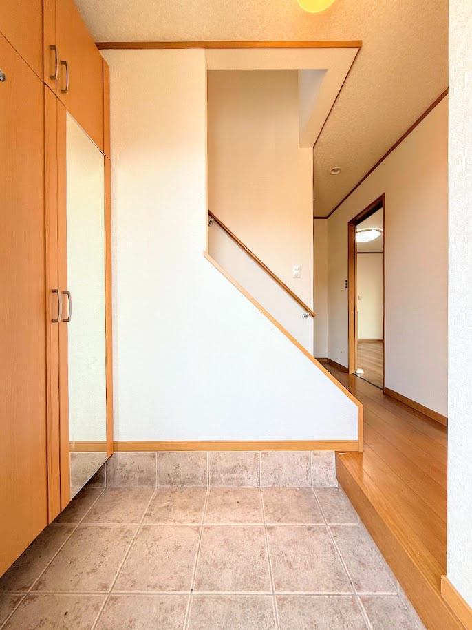 ［施工前］◆明るい玄関です！散らかりやすい玄関もスッキリする大容量のシューズボックス付き。　