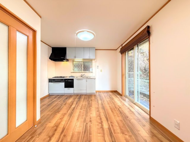 ［施工前］◆家族で食卓を囲むダイニングスペースと、ソファでゆったりくつろぐリビングスペースがしっかり区切られているので家具の配置や用途を使いわけしやすいです。　