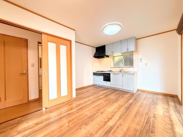 ［施工前］◆一家だんらんのスペースとなるＬＤＫ。窓から明るい光が差し込み、思わず家族の会話も弾む快適な空間。　