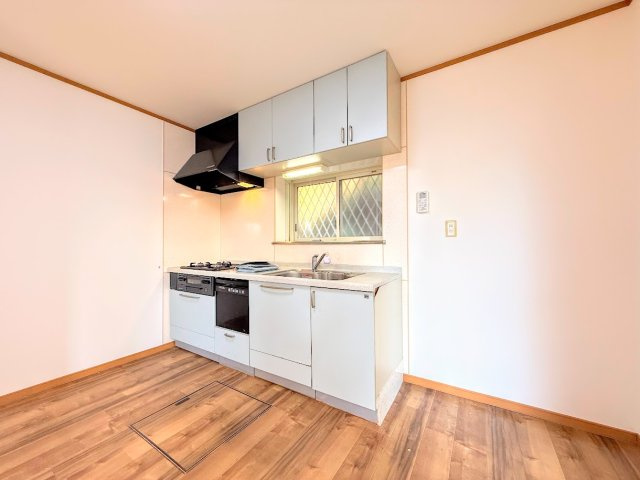 ［施工前］◆デザイン性と機能性を兼ね備えたキッチンです。リビングスペースとの一体感が生まれ、広々空間を演出してくれます。　