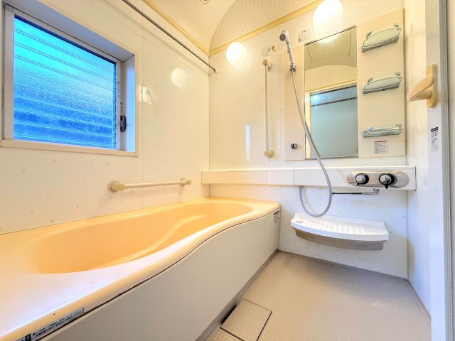 ［施工前］◆お子様と一緒にバスタイムを楽しめる広々空間。浴室乾燥機付で心地よいバスタイムを実現します。　