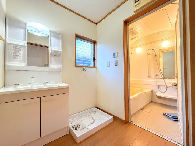 ［施工前］◆毎日使う場所だから、機能的で使いやすさに配慮したパウダールーム。すっきりと使えるように収納も豊富にご用意しています。　