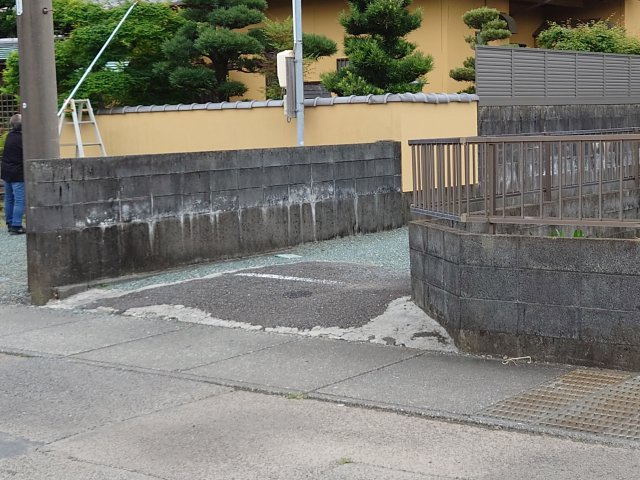 出入り口は広がっており、円滑な駐車が出来ます。