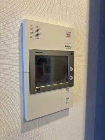 モニター付インターホンで訪問者の確認ができるので安心です