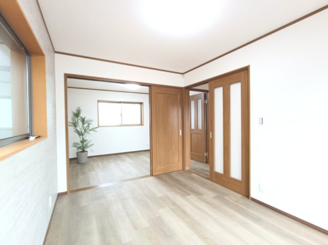 【3階　洋室？約6.0帖】　3階洋室6帖から見た室内です。フレキシブルな間取りで、家族みんなで眠れる寝室としてもお使いいただけます。