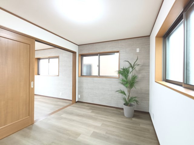 【3階　洋室？約6.0帖】　引き戸を開け放てば2部屋が一体となり広々とした快適空間が生まれます。