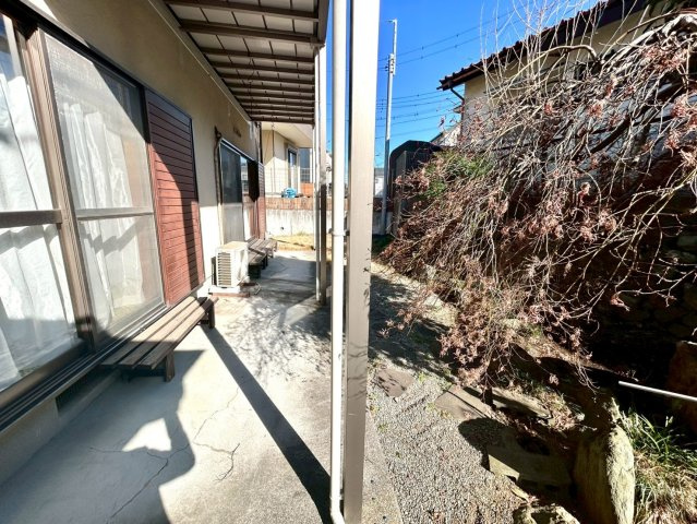 土地購入を検討されている場合、境界杭がない状態で購入してしまうと境界確定測量をする必要があり、費用がかかります。購入の前に、売主、隣土地所有者立ち合いのもと境界を確定し境界杭を設置するのがベストです。