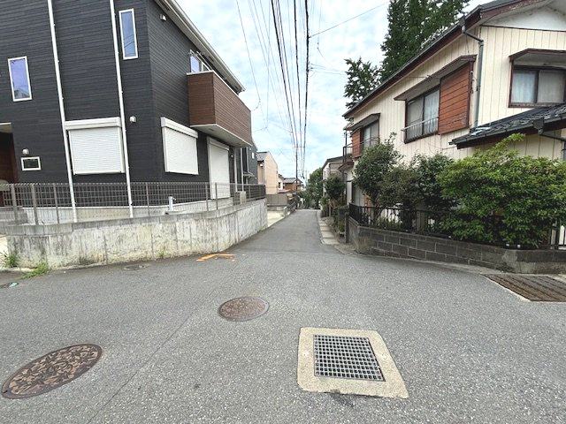 前面道路含む現地写真です