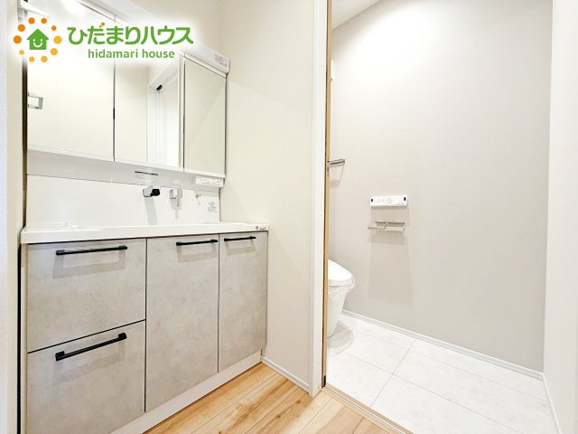 三面鏡は自分では見えにくいところまで見ることができるので、身だしなみを整える際などにはとても便利です(*^^*)