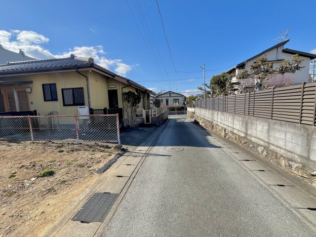 静かな住宅街に面した道路。