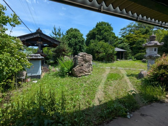 大きな庭石や石燈籠が配された情緒ある日本庭園。四季折々の自然を感じながら穏やかに過ごせます。