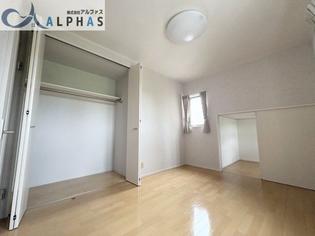 ■南側洋室にはたっぷりの採光が入り、お部屋の雰囲気を明るくしてくれます♪