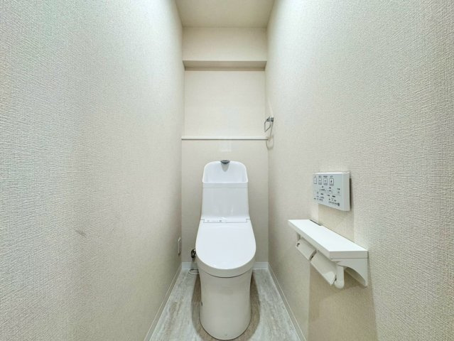 新規交換のトイレで、気持ちよく使える水回りへ。細部まで整った印象が住まいを高めます。