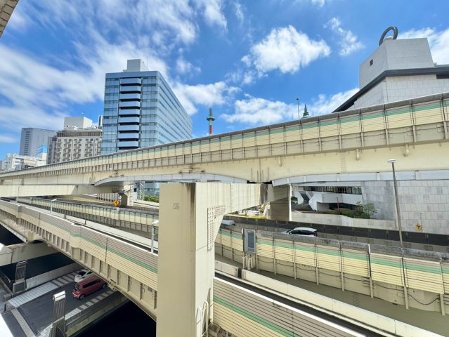 バルコニーから街の表情を感じる一枚。横浜駅徒歩圏ならではの都市生活が身近に広がります。