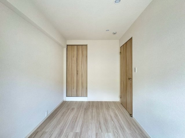 シンプルな洋室は家具配置がしやすく、暮らしに合わせて表情を変えられる余白があります。（