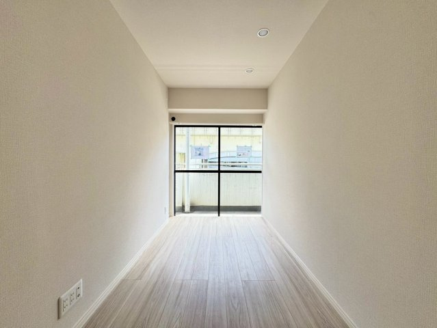 窓のある洋室は、日々の暮らしにほどよい明るさを添えます。家具を置いても使いやすい形です。