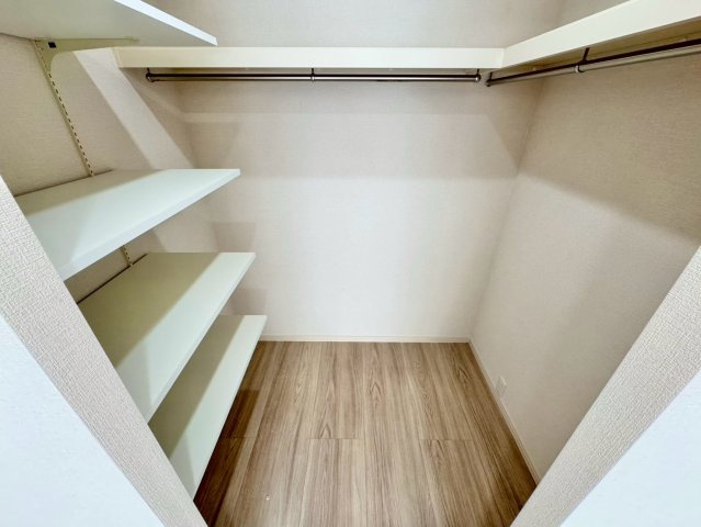 衣類や小物をまとめて収めやすいWIC。居室をすっきり使える、暮らし目線で嬉しい収納です。