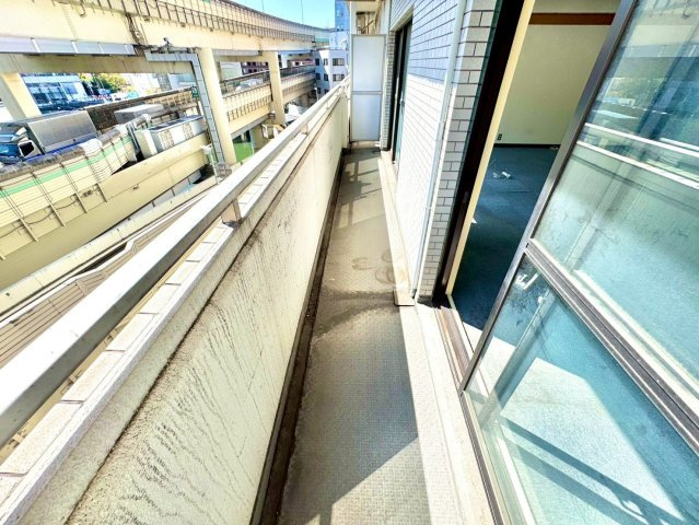 バルコニーから光と風。室内のレイアウト構想が立てやすい、頼れる一枚です