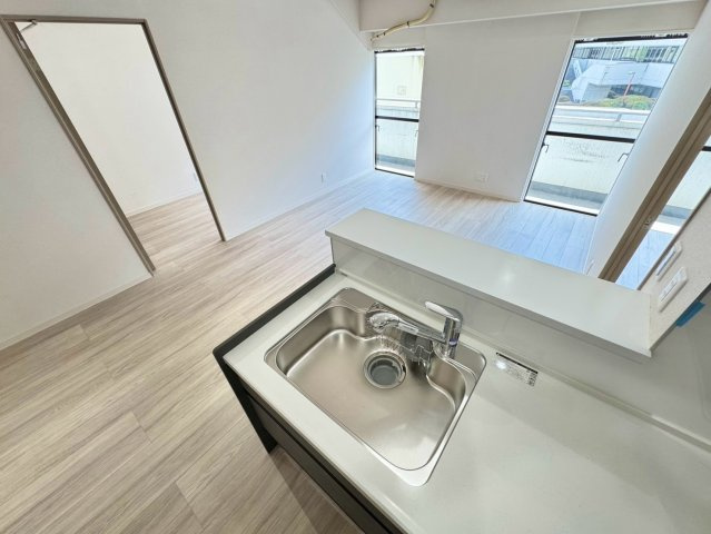 カウンター越しに会話が届くLDK。料理をしながら家族との時間も自然につながる住空間です。