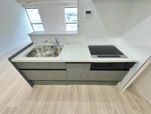 白を基調にしたキッチンが、LDK全体をすっきり見せます。毎日の家事も気持ちよく進められます。
