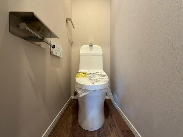 トイレ全体の空間を考慮し、リノベーション致しました。　落ち着いたデザイン、もちろんトイレも新調済み。