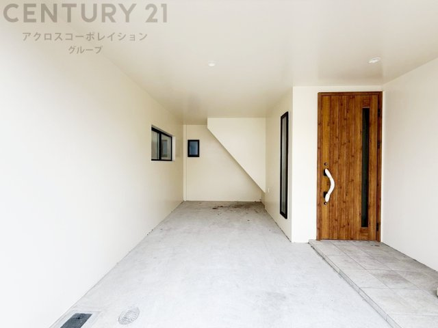 車庫スペースにも採光を取った設計です。車庫の奥は少し細くなっておりますので、車長が長い車をお持ちの方は、現地でご確認ください。