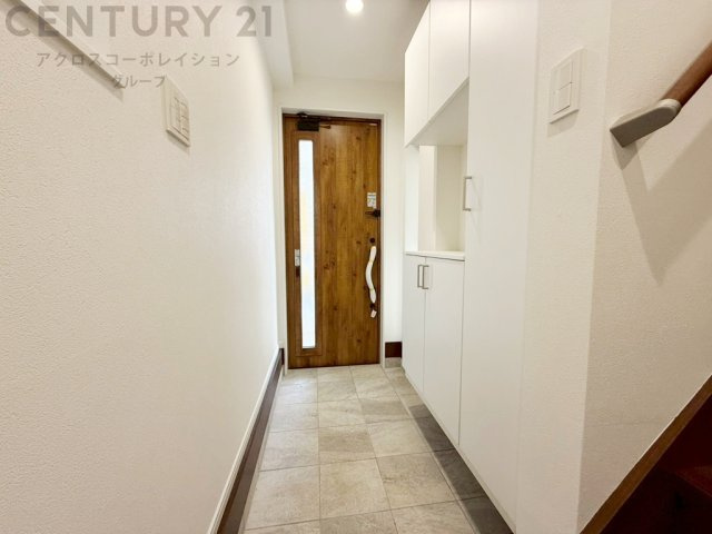 玄関スペース。少し奥行きがある玄関スペースはシューズボックスが備わったつくりとなり広々お使い頂けます。室内はフル改装を施し、新築戸建と見劣りしない出来栄えです。ぜひ現地をご覧ください。