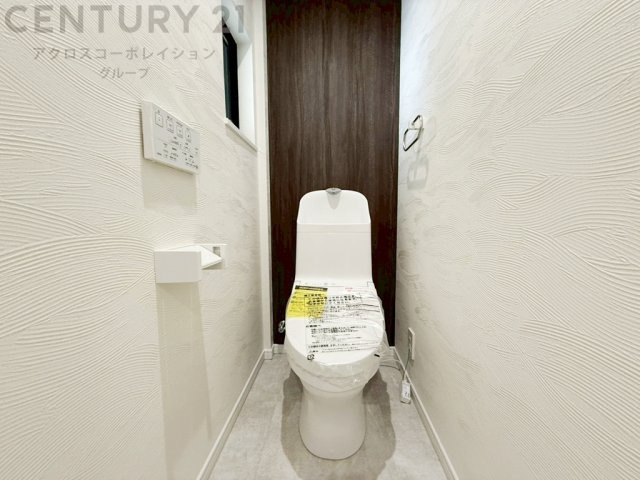 トイレスペース、デザイン壁紙クロスをと入れたこだわりの内装仕上げです。