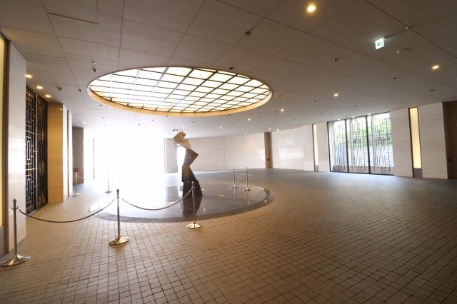 【グランドエントランス】グランドエントランス前には広々とした車寄せがございます。雨風の心配もなし！