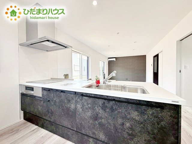 スッキリしていて、調理スペースも広い“システムキッチン。使いやすい動線が確保できるので、お料理するのも楽しくなりますね♪