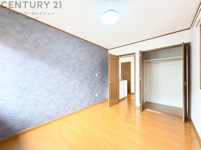 子供部屋…創造性や成長を促す遊びの空間を提供。学習や趣味に集中できる環境を整えます。個別のプライベートスペースは自己表現と自立心を育み、心地よい睡眠環境を整えリラックスできる場所を提供。
