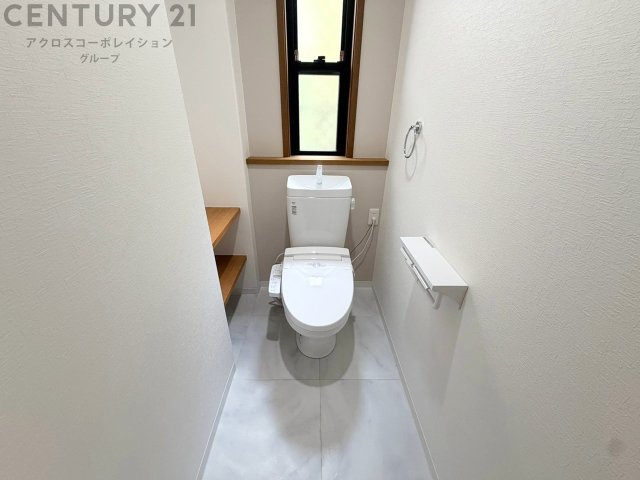 温水洗浄便座付トイレは温水洗浄機能により、暖かい水でおしりを洗浄することができ、冷たい水を使う従来の便座に比べ、温水洗浄機能で暖かいトイレを提供し、快適な使用を可能にします。