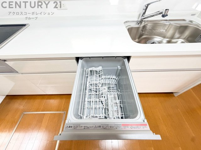 食器洗浄乾燥機は手洗いに比べて時間や労力を節約できます。また、高温のお湯で洗浄されるため、雑菌や細菌を殺菌する効果もあります。さらに、乾燥機能があるため、手で拭く手間も省け衛生的に保管できます。