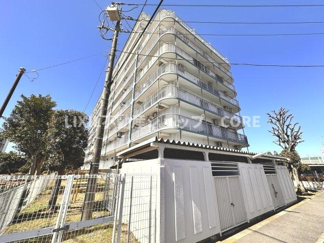 公園が隣接しています！保育園や幼稚園も近いので小さなお子様がいるご家庭にも安心の立地です。