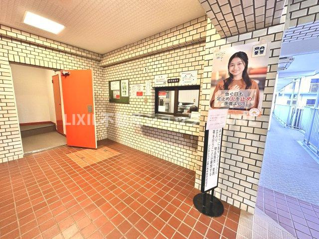 受付はマンションコンシェルジュがいる場合もあれば、管理人が滞在する小部屋を総称して呼ぶことがあります。