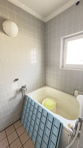 お風呂場にも窓があり、しっかり換気ができるため湿気がこもりにくく、快適にご利用いただけます。