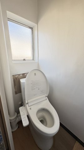 トイレにも窓を備え、明るく清潔感のあるシンプルで使いやすい空間に仕上がっています。