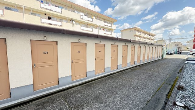 各居室に専用の倉庫を備えており、お部屋に入りきらないお荷物も外からすっきり収納でき便利です。